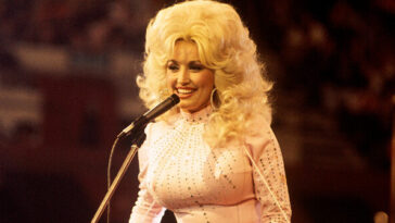 watch:-dolly-parton-recounts-pulling-gun-from-purse-to-stop-nyc-aggressor