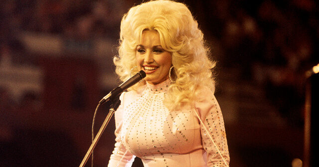 watch:-dolly-parton-recounts-pulling-gun-from-purse-to-stop-nyc-aggressor