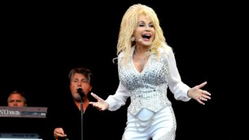 dolly-parton-refused-to-pick-political-sides-for-decades:-‘i’m-not-in-politics,-i’m-an-entertainer’
