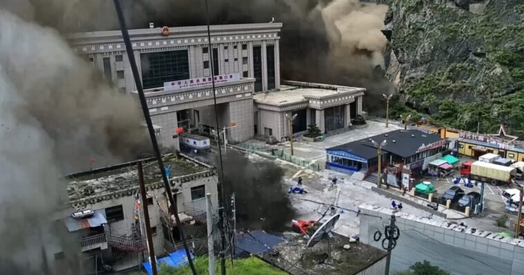 horror:-apocalyptic-videos-show-massive-flash-floods-in-nepal-–-wall-of-water-and-debris-destroys-everything-on-its-path-–-hundreds-missing,-untold-number-feared-dead