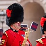 watch:-dolly-parton,-the-queen-of-country,-saluted-at-buckingham-palace