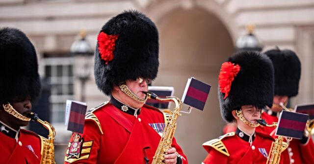 watch:-dolly-parton,-the-queen-of-country,-saluted-at-buckingham-palace