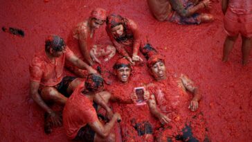 thousands-descend-on-bunol,-spain-for-annual-la-tomatina-food-fight