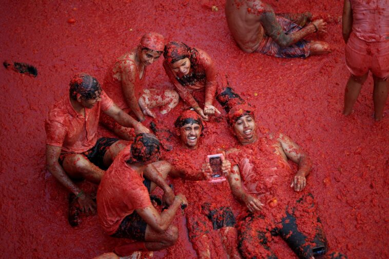 thousands-descend-on-bunol,-spain-for-annual-la-tomatina-food-fight