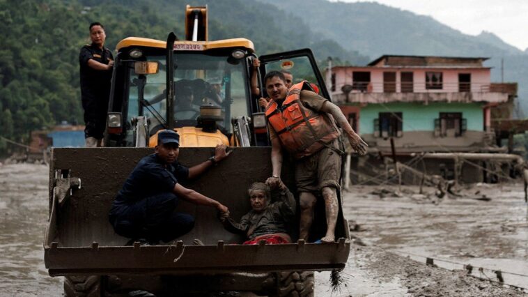 terrifying-video-captures-people-fleeing-incoming-mudslide-at-nepal-china-border
