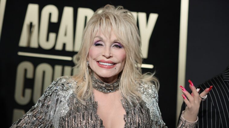 dolly-parton’s-private-cancer-battle-highlights-why-some-patients-don’t-share-their-diagnoses