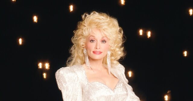fashion-notes:-dolly-parton’s-fabulously-rhinestoned-style-in-80-photos