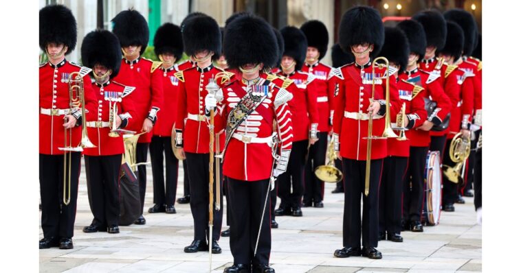 watch:-uk-royal-family-stages-incredible-tribute-to-dolly-parton-at-buckingham-palace