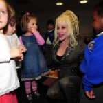 dolly-parton-never-had-kids-she-still-exemplified-motherhood.