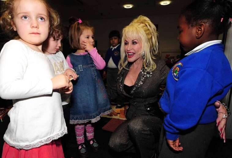 dolly-parton-never-had-kids-she-still-exemplified-motherhood.
