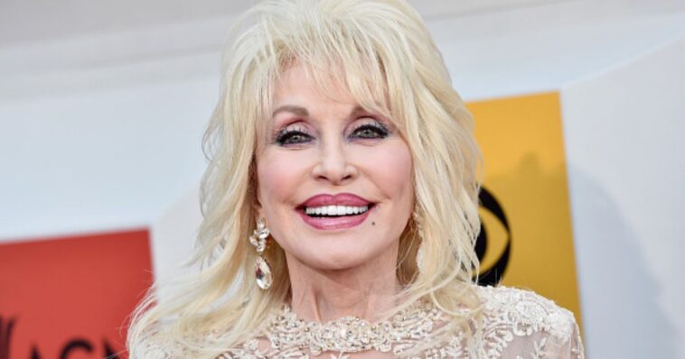 dolly-parton-was-packing-heat,-recounted-fending-off-harasser-with-gun-in-resurfaced-clip