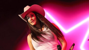video:-kacey-musgraves-faces-boycott-backlash-after-asking-fans-to-donate-to-fund-for-children-of-parents-‘deported-unfairly’