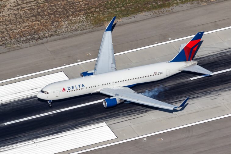 pilot-triggers-emergency-landing-at-lax-after-falling-extremely-ill-on-flight:-‘i-need-to-go-to-the-hospital’