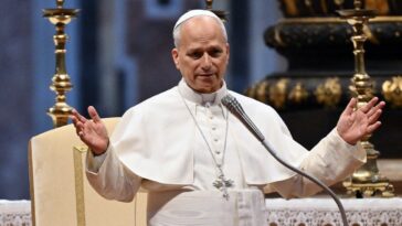 the-pope-finally-receives-his-own-genuine-white-sox-branded-pope-hat-from-wild-team-giveaway