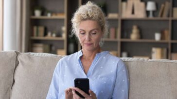 ‘i’m-worried-the-kids-are-addicted-to-social-media,’-says-mom-who-posts-on-facebook-137-times-a-day