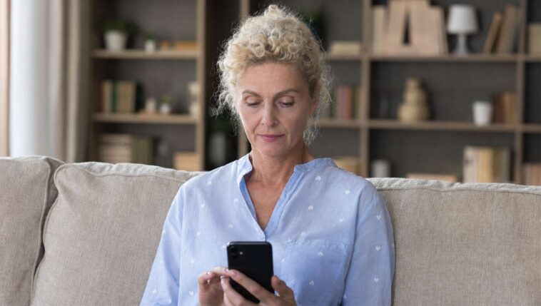 ‘i’m-worried-the-kids-are-addicted-to-social-media,’-says-mom-who-posts-on-facebook-137-times-a-day