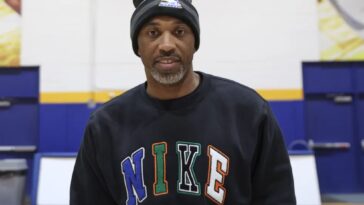 hofstra-hoops-coach-speedy-claxton-pays-it-forward-on-move-in-day