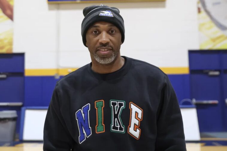 hofstra-hoops-coach-speedy-claxton-pays-it-forward-on-move-in-day