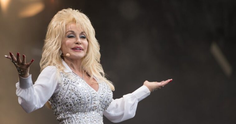 cnn-apologizes-to-dolly-parton’s-family-after-passing-off-photo-of-impersonator-as-late-country-icon