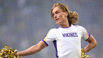 vikings-male-cheerleader-blaize-shiek-posts-video-showing-off-his-‘makeup-routine’