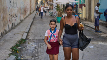 cuba-begins-school-year-with-severe-shortages-of-teachers,-uniforms,-and-electricity
