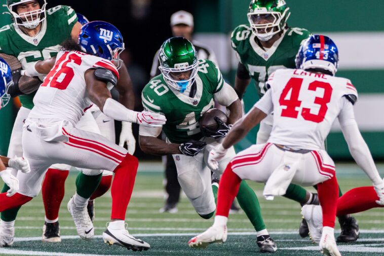 jets’-chip-trayanum-carted-off,-taken-to-hospital-with-neck-injury-in-scary-scene
