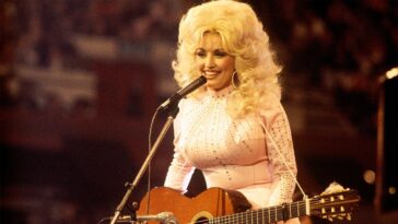 dolly-parton’s-favorite-southern-dishes,-from-chicken-and-dumplings-to-banana-pudding