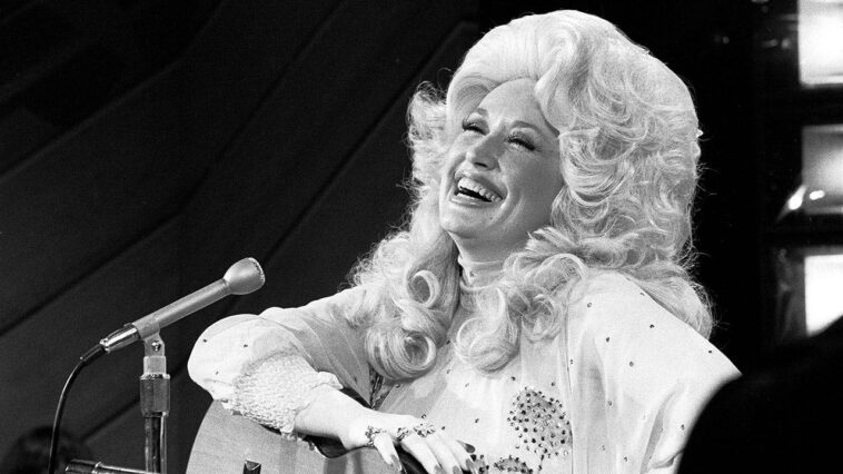 dolly-parton’s-path-from-nashville-newcomer-to-billboard’s-no.-1-country-music-artist-of-all-time
