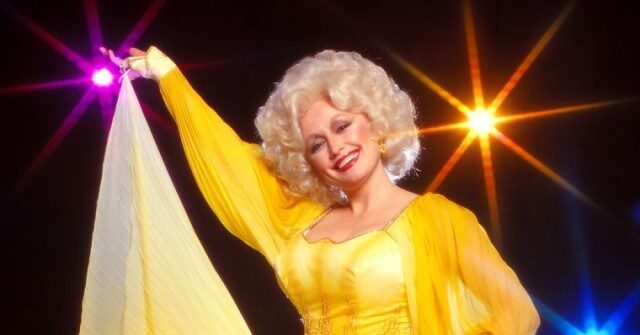 dolly-parton-songs’-streams-rocket-after-her-death,-up-2,109%-in-the-us.-and-1,280%-globally