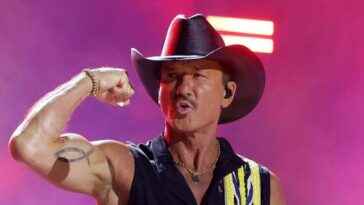 tim-mcgraw-falls-flat-on-his-back-during-cincinnati-concert-after-boot-gets-caught-in-stage-platform
