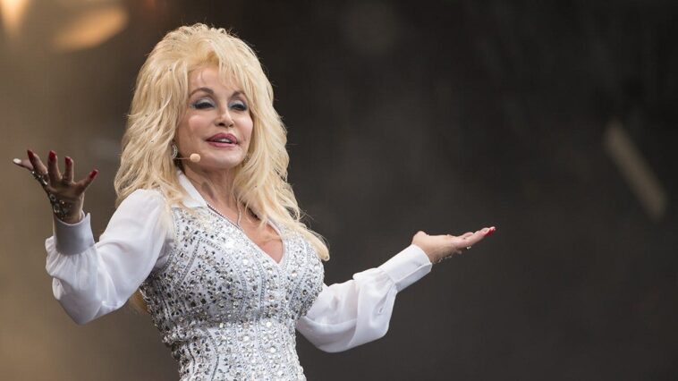 mississippi-mayor-argues-aginst-lowering-flag-for-dolly-parton-after-her-death