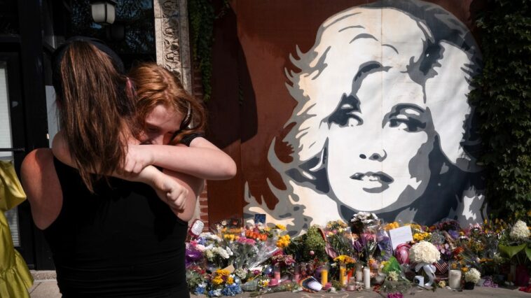 why-dolly-parton’s-death-can-feel-like-losing-someone-you-knew-personally