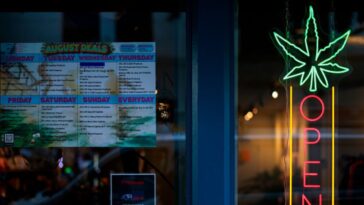 record-high-americans-smoke-marijuana-while-record-low-smoke-cigarettes