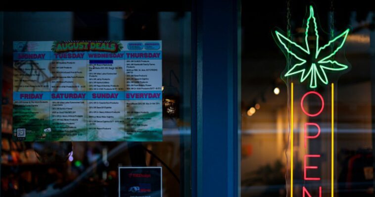 record-high-americans-smoke-marijuana-while-record-low-smoke-cigarettes