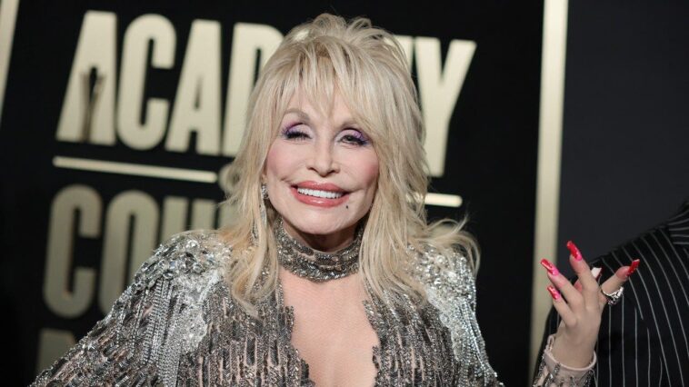 dolly-parton’s-most-iconic-‘dolly-isms’-on-beauty,-wigs,-botox-and-living-life-on-her-own-terms