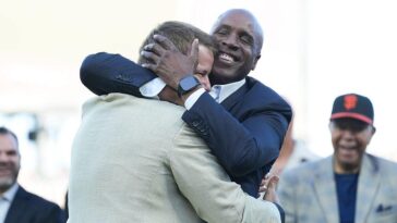jeff-kent-urges-barry-bonds-to-keep-the-faith-about-getting-into-hall-of-fame-during-giants-jersey-retirement