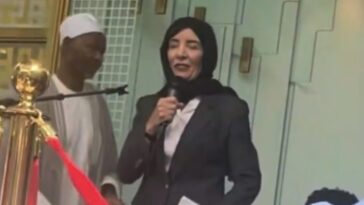 new-york-gov.-kathy-hochul-dons-hijab-while-speaking-to-group-of-muslim-men-(video)