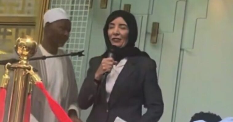 new-york-gov.-kathy-hochul-dons-hijab-while-speaking-to-group-of-muslim-men-(video)