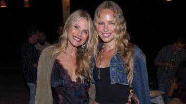 christie-brinkley-and-sailor-brinkley-cook-twin-in-denim-at-john-mayer’s-show-in-new-york