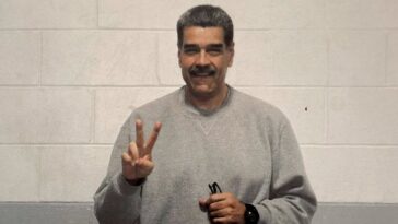 nicolas-maduro-flashes-peace-signs-in-first-prison-photos-since-us-capture-in-caracas
