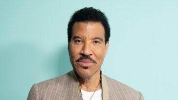 lionel-richie-hospitalized-in-st-louis-after-summer-of-health-scares-and-canceled-concerts