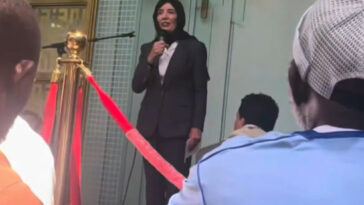 conservatives-slam-ny-gov.-hochul-for-wearing-head-scarf-at-islamic-center