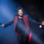 lionel-richie-hospitalized-after-asking-for-chair-during-performance