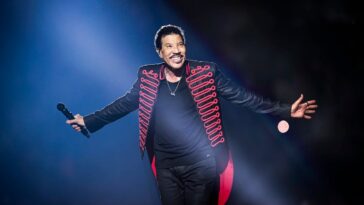 lionel-richie-hospitalized-after-asking-for-chair-during-performance