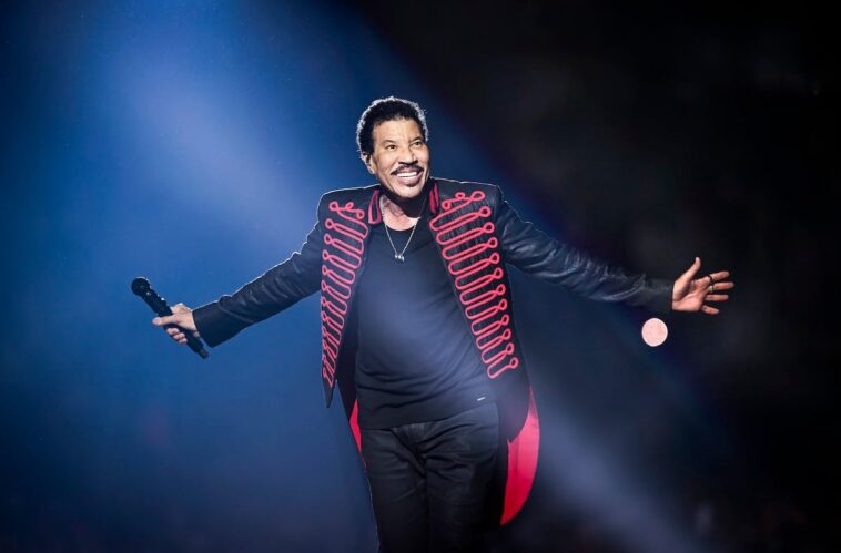lionel-richie-hospitalized-after-asking-for-chair-during-performance