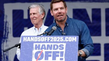 see-eric-swalwell’s-incognito-airport-look-before-fbi-confrontation