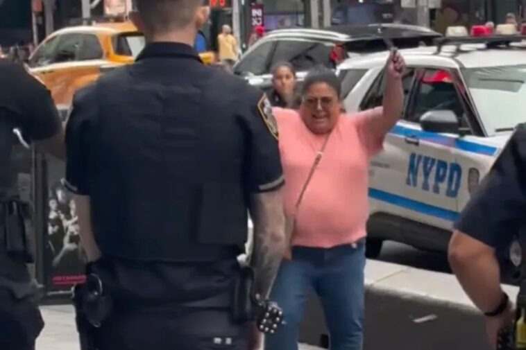 dramatic-video-shows-knife-wielding-woman-who-stabbed-two-charge-at-nyc-cops-after-making-chilling-threat