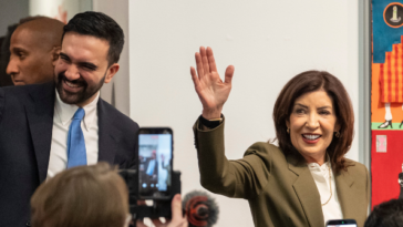 photo-—-new-york-democrat-gov.-kathy-hochul-torched-for-wearing-muslim-hijab:-‘feminist-icon’
