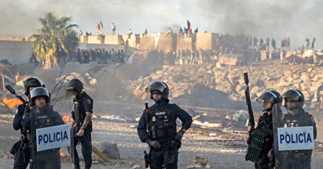watch:-spanish-police-fire-warning-shots-during-growing-tensions-outside-ceuta-migrant-shelter