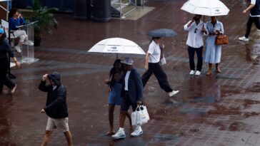 rainy-weather-doesn’t-stop-us-open-goers-from-getting-their-tennis-fix